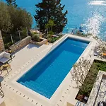 Beachfront Grain Of Salt With Pool