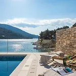 Beachfront Grain Of Salt With Pool * Vela Luka