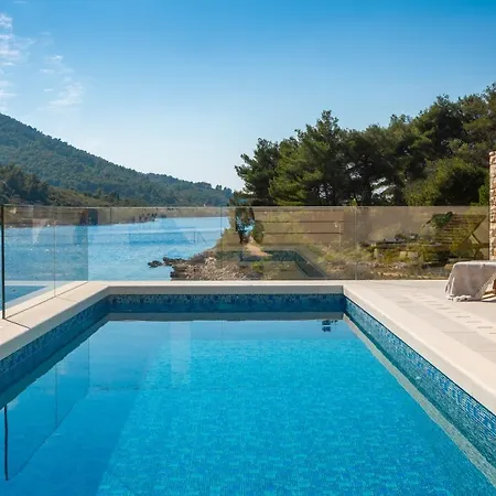 Beachfront Grain Of Salt With Pool