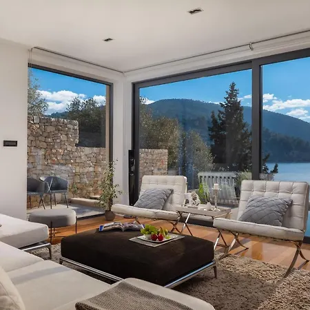 Beachfront Grain Of Salt With Pool Vila *