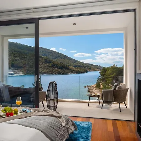 Beachfront Grain Of Salt With Pool Vela Luka