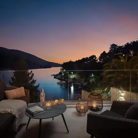 Beachfront Grain Of Salt With Pool Vela Luka