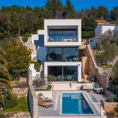 Beachfront Grain Of Salt With Pool Vela Luka