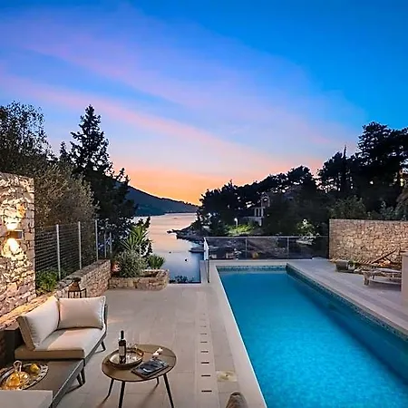 Beachfront Grain Of Salt With Pool * Vela Luka