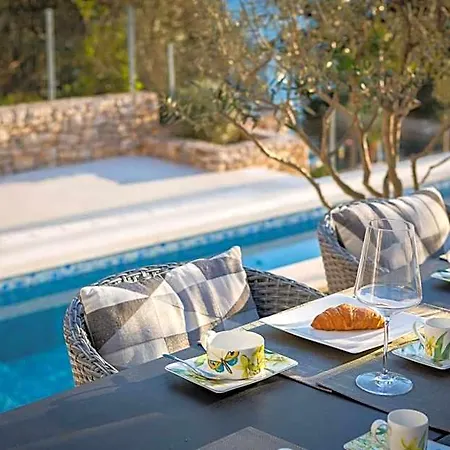 Vila Beachfront Grain Of Salt With Pool