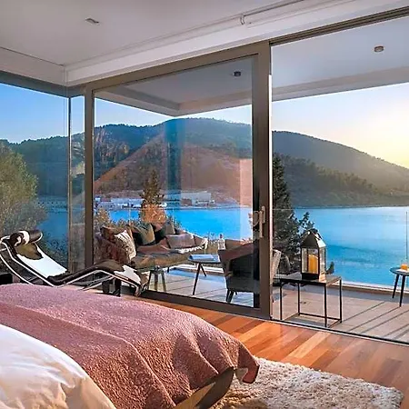 Beachfront Grain Of Salt With Pool Vila *