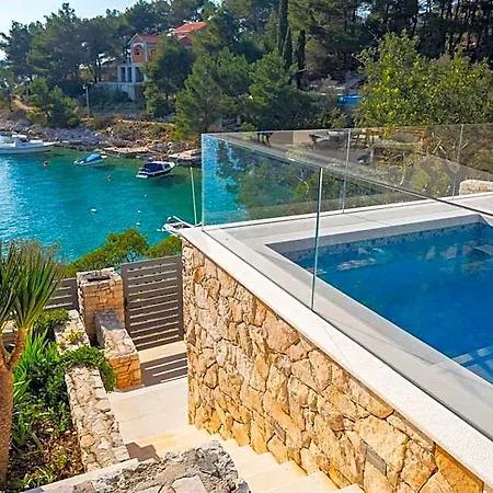 Beachfront Grain Of Salt With Pool * 벨라루카