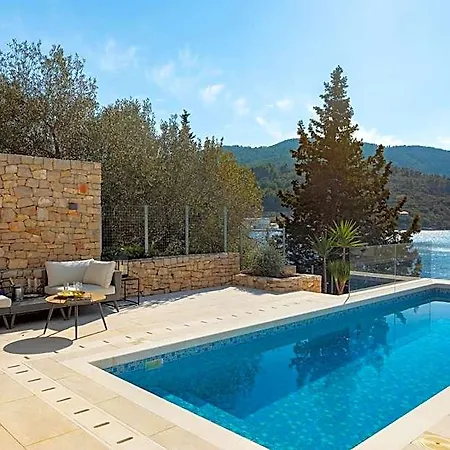 Beachfront Grain Of Salt With Pool Vila Vela Luka