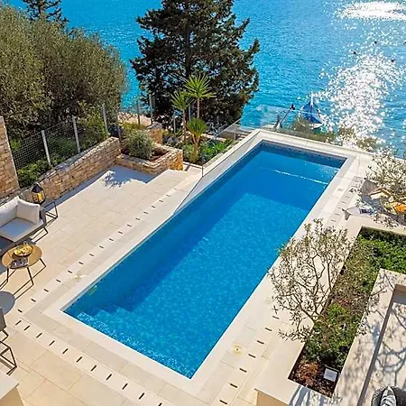 Beachfront Grain Of Salt With Pool Vila