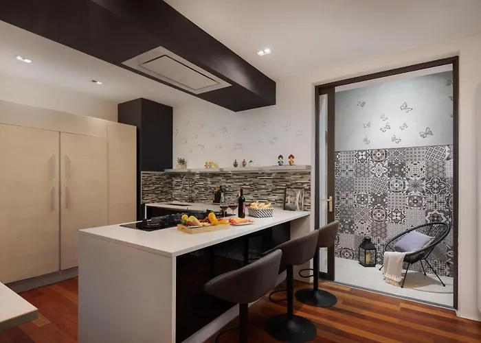 Beachfront Grain Of Salt With Pool 尼亚卢卡