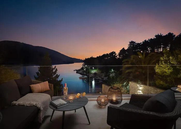 Beachfront Grain Of Salt With Pool 尼亚卢卡